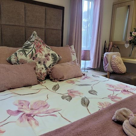 Beautiful 2 Bedroom Caravan, Holiday Park Tenby Saint Florence Bagian luar foto