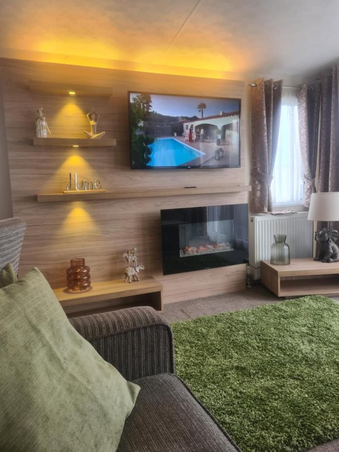 Beautiful 2 Bedroom Caravan, Holiday Park Tenby Saint Florence Bagian luar foto