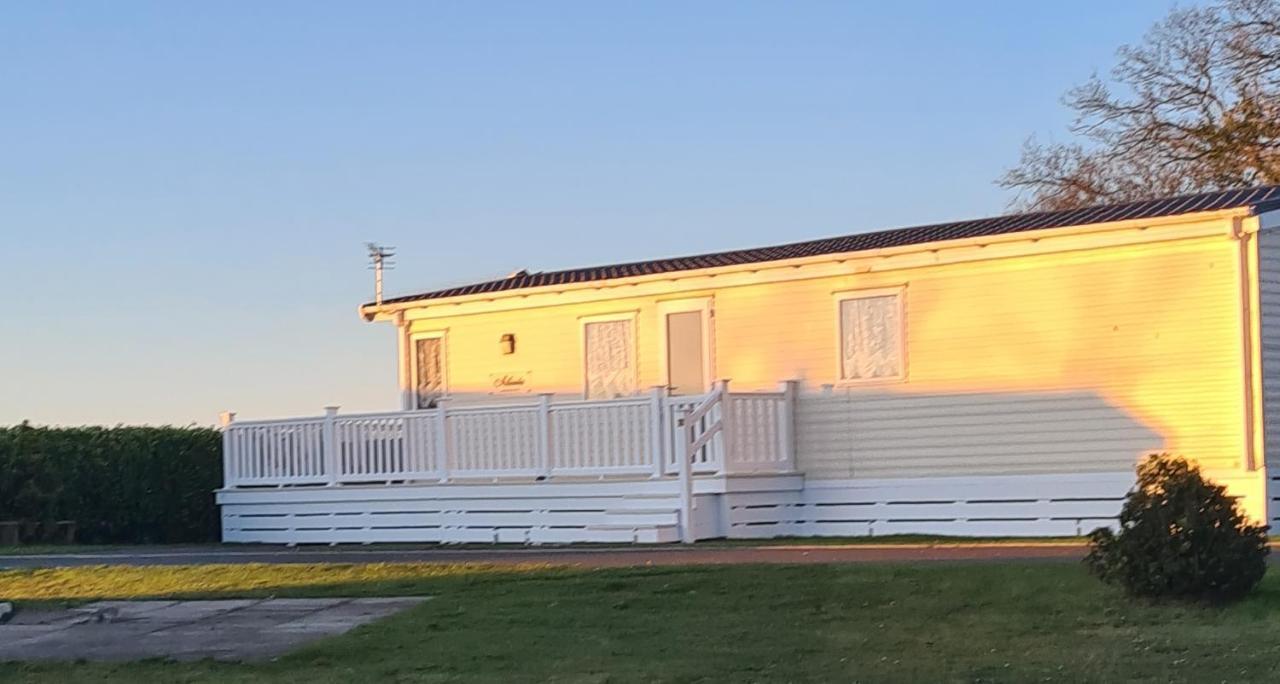 Beautiful 2 Bedroom Caravan, Holiday Park Tenby Saint Florence Bagian luar foto