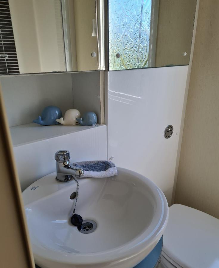 Beautiful 2 Bedroom Caravan, Holiday Park Tenby Saint Florence Bagian luar foto