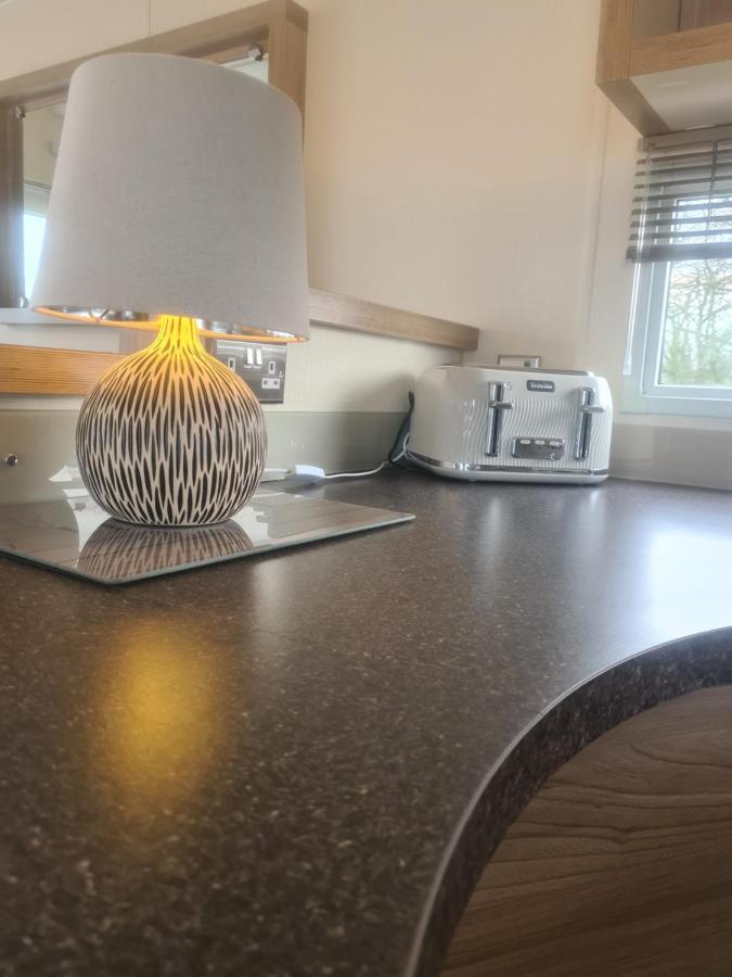 Beautiful 2 Bedroom Caravan, Holiday Park Tenby Saint Florence Bagian luar foto