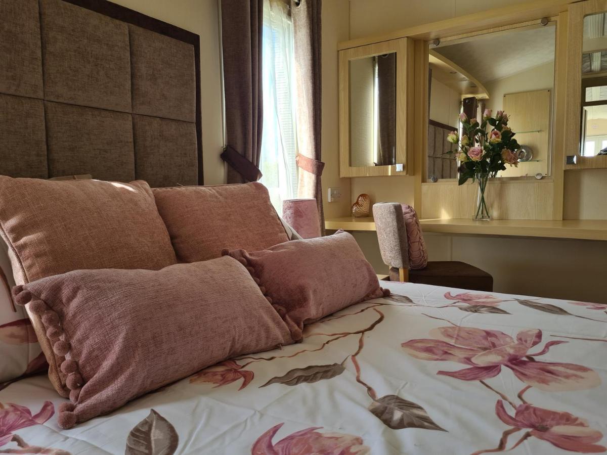 Beautiful 2 Bedroom Caravan, Holiday Park Tenby Saint Florence Bagian luar foto