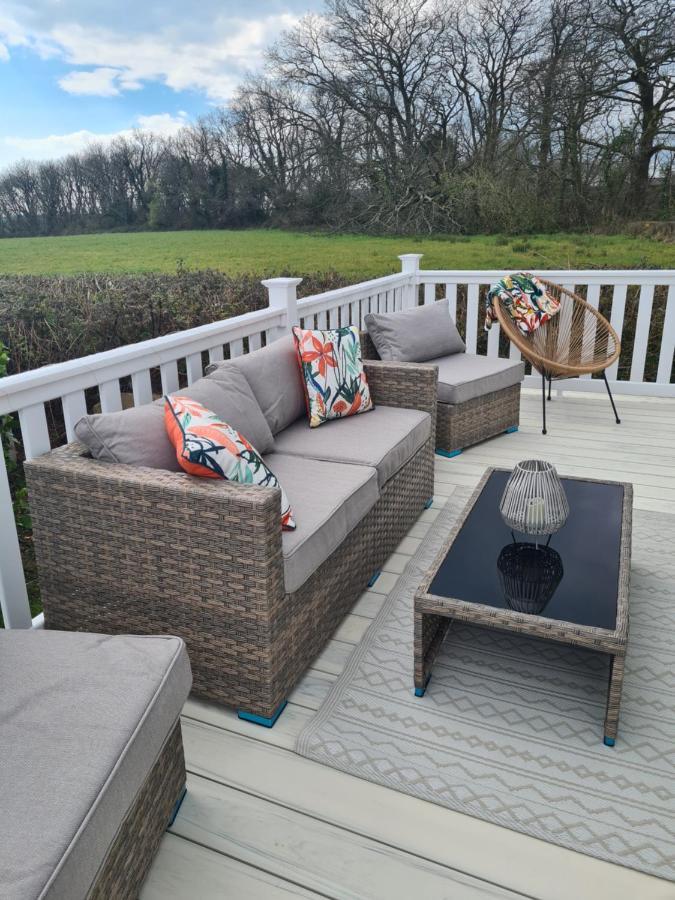 Beautiful 2 Bedroom Caravan, Holiday Park Tenby Saint Florence Bagian luar foto