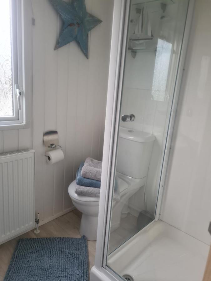 Beautiful 2 Bedroom Caravan, Holiday Park Tenby Saint Florence Bagian luar foto