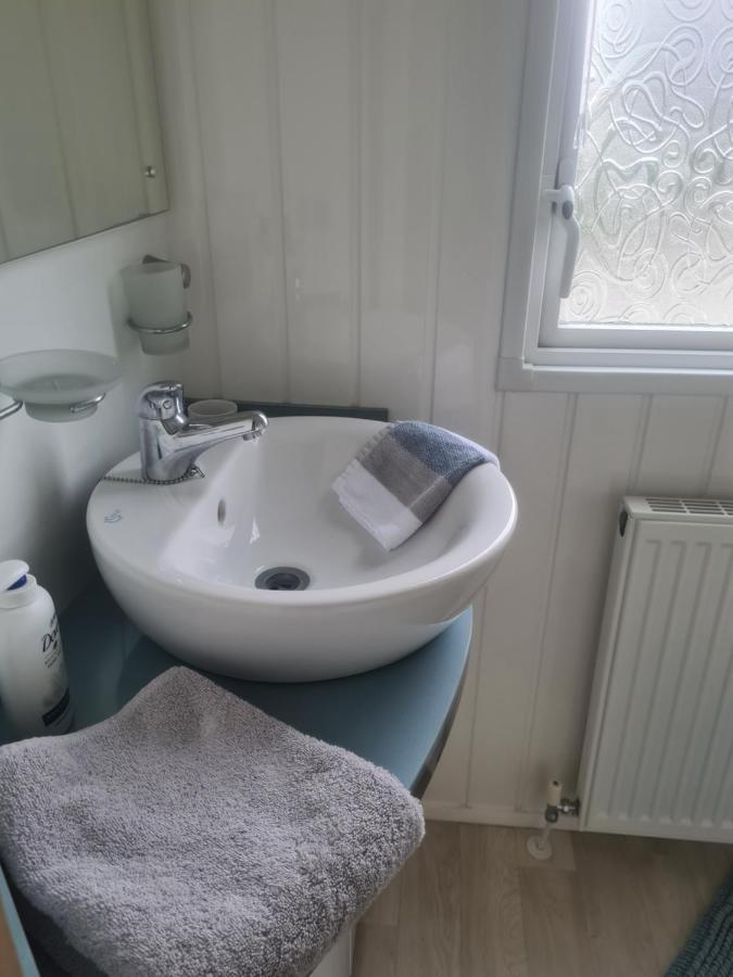 Beautiful 2 Bedroom Caravan, Holiday Park Tenby Saint Florence Bagian luar foto