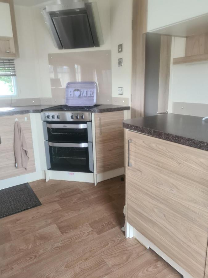 Beautiful 2 Bedroom Caravan, Holiday Park Tenby Saint Florence Bagian luar foto