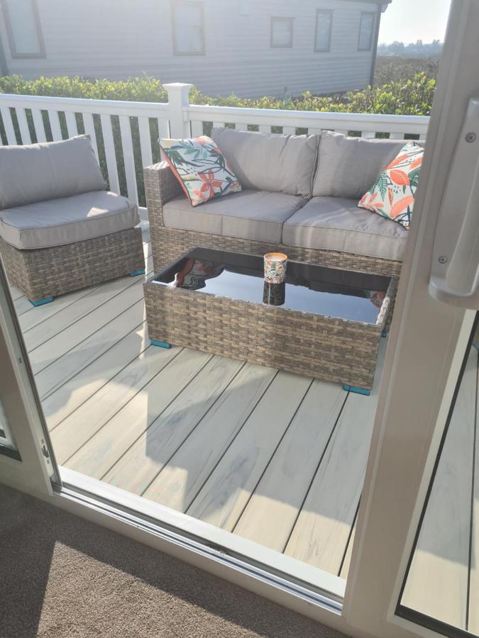 Beautiful 2 Bedroom Caravan, Holiday Park Tenby Saint Florence Bagian luar foto