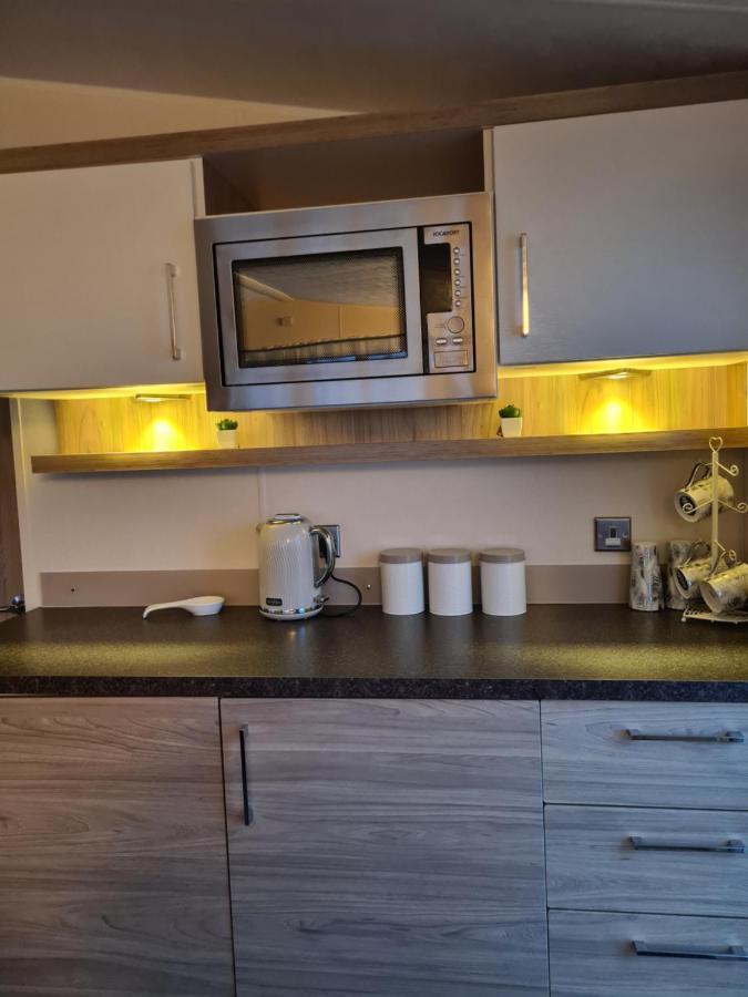 Beautiful 2 Bedroom Caravan, Holiday Park Tenby Saint Florence Bagian luar foto