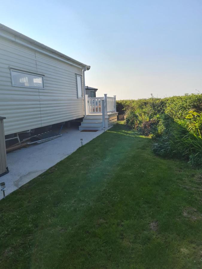 Beautiful 2 Bedroom Caravan, Holiday Park Tenby Saint Florence Bagian luar foto