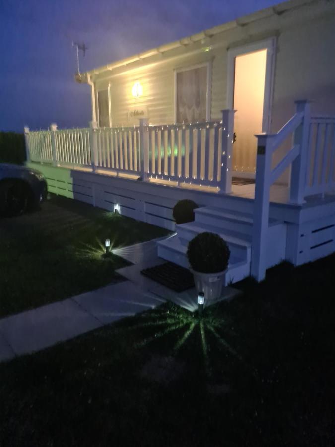 Beautiful 2 Bedroom Caravan, Holiday Park Tenby Saint Florence Bagian luar foto