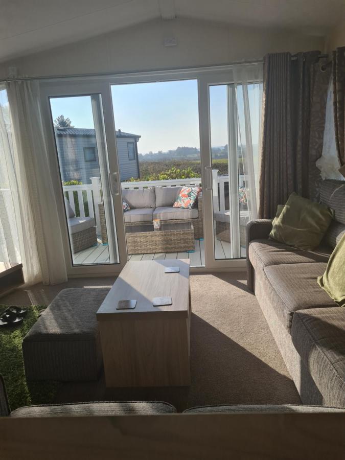 Beautiful 2 Bedroom Caravan, Holiday Park Tenby Saint Florence Bagian luar foto