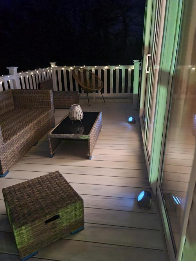 Beautiful 2 Bedroom Caravan, Holiday Park Tenby Saint Florence Bagian luar foto