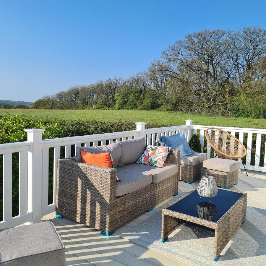 Beautiful 2 Bedroom Caravan, Holiday Park Tenby Saint Florence Bagian luar foto