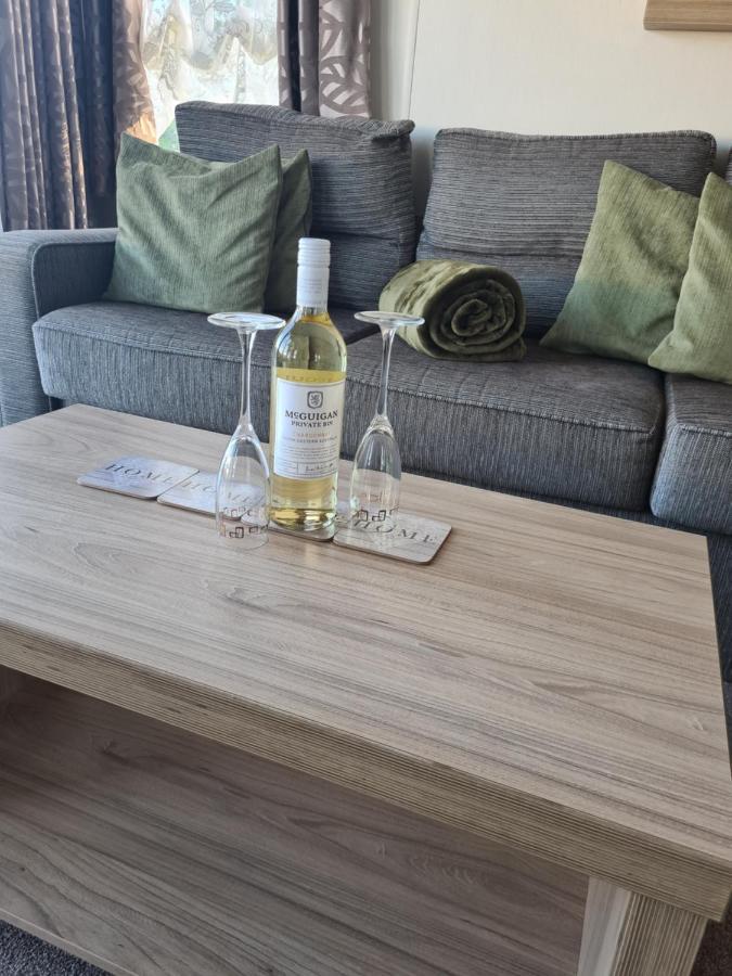Beautiful 2 Bedroom Caravan, Holiday Park Tenby Saint Florence Bagian luar foto