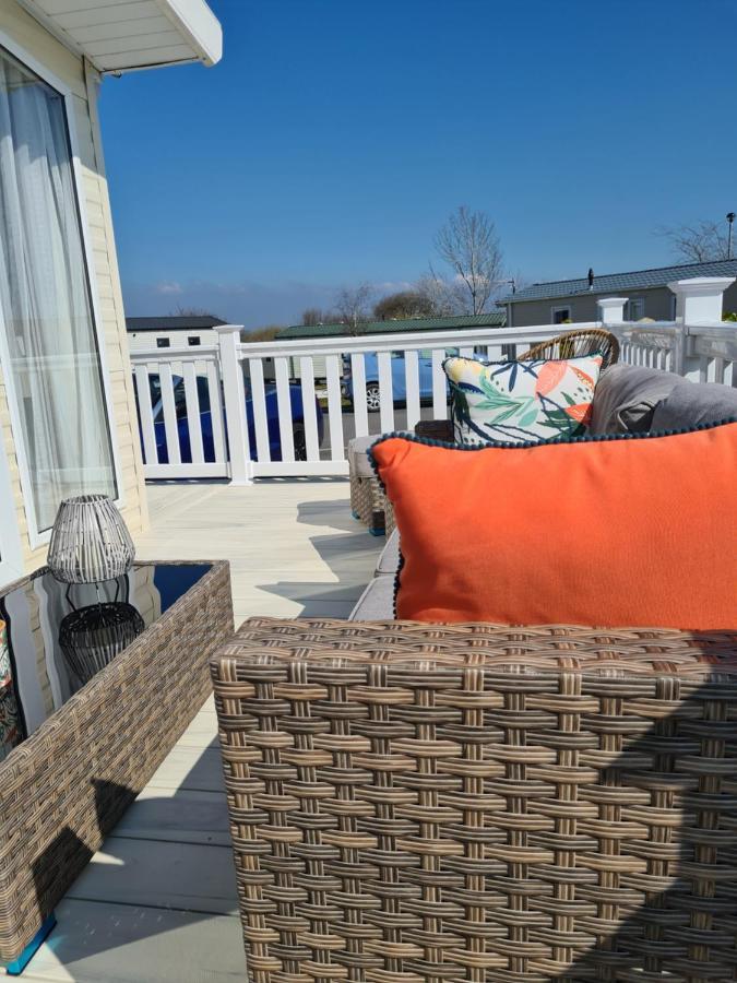 Beautiful 2 Bedroom Caravan, Holiday Park Tenby Saint Florence Bagian luar foto