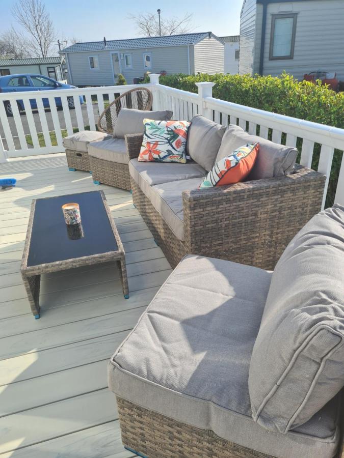 Beautiful 2 Bedroom Caravan, Holiday Park Tenby Saint Florence Bagian luar foto