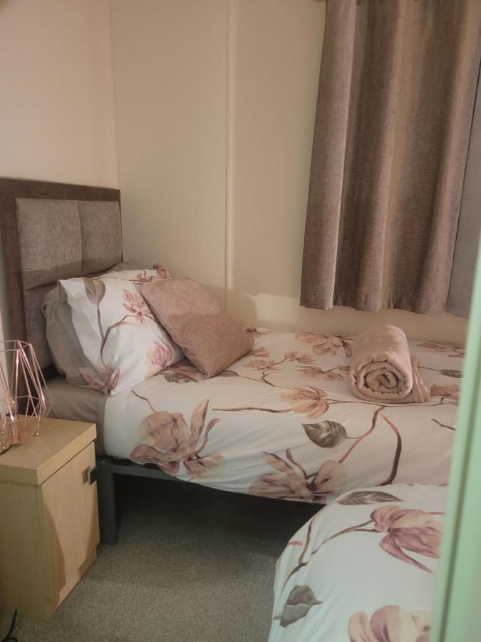 Beautiful 2 Bedroom Caravan, Holiday Park Tenby Saint Florence Bagian luar foto