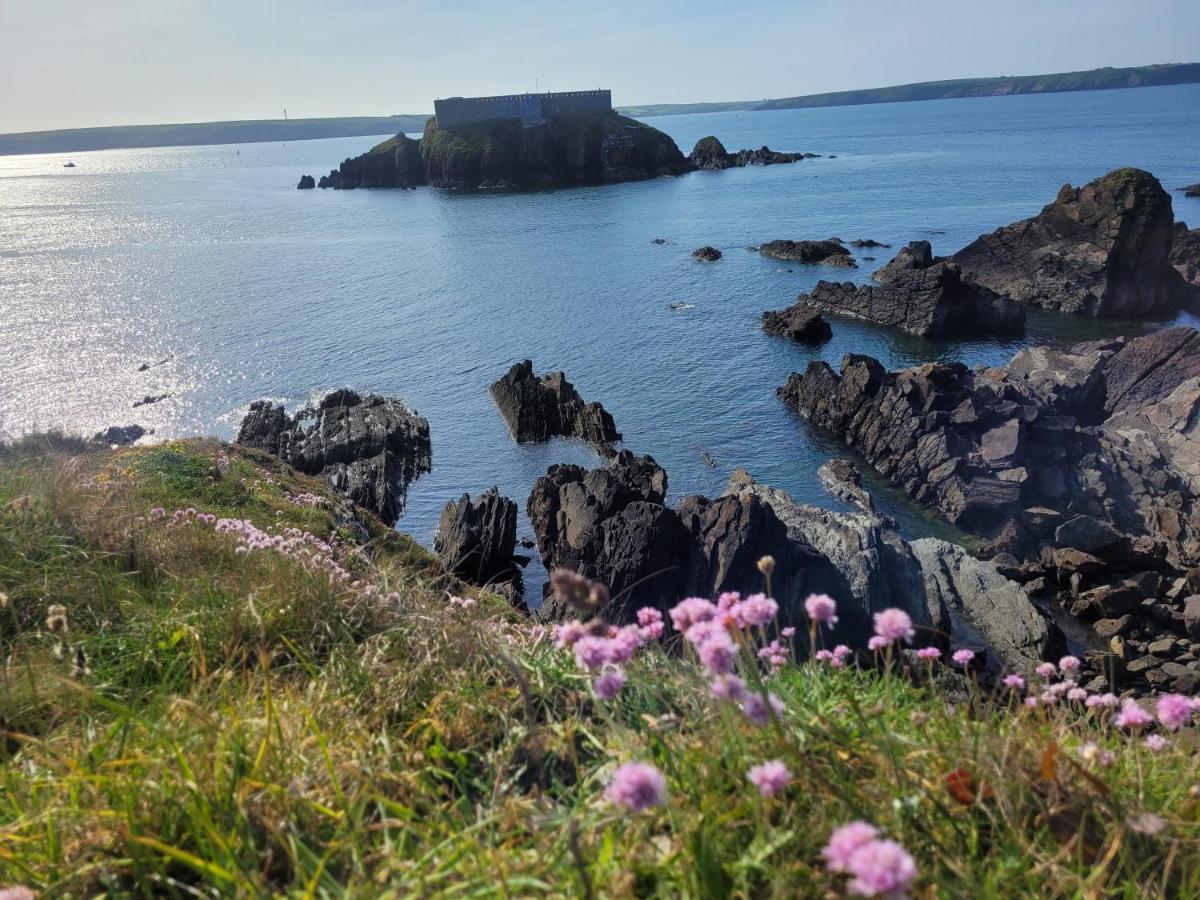 Beautiful 2 Bedroom Caravan, Holiday Park Tenby Saint Florence Bagian luar foto