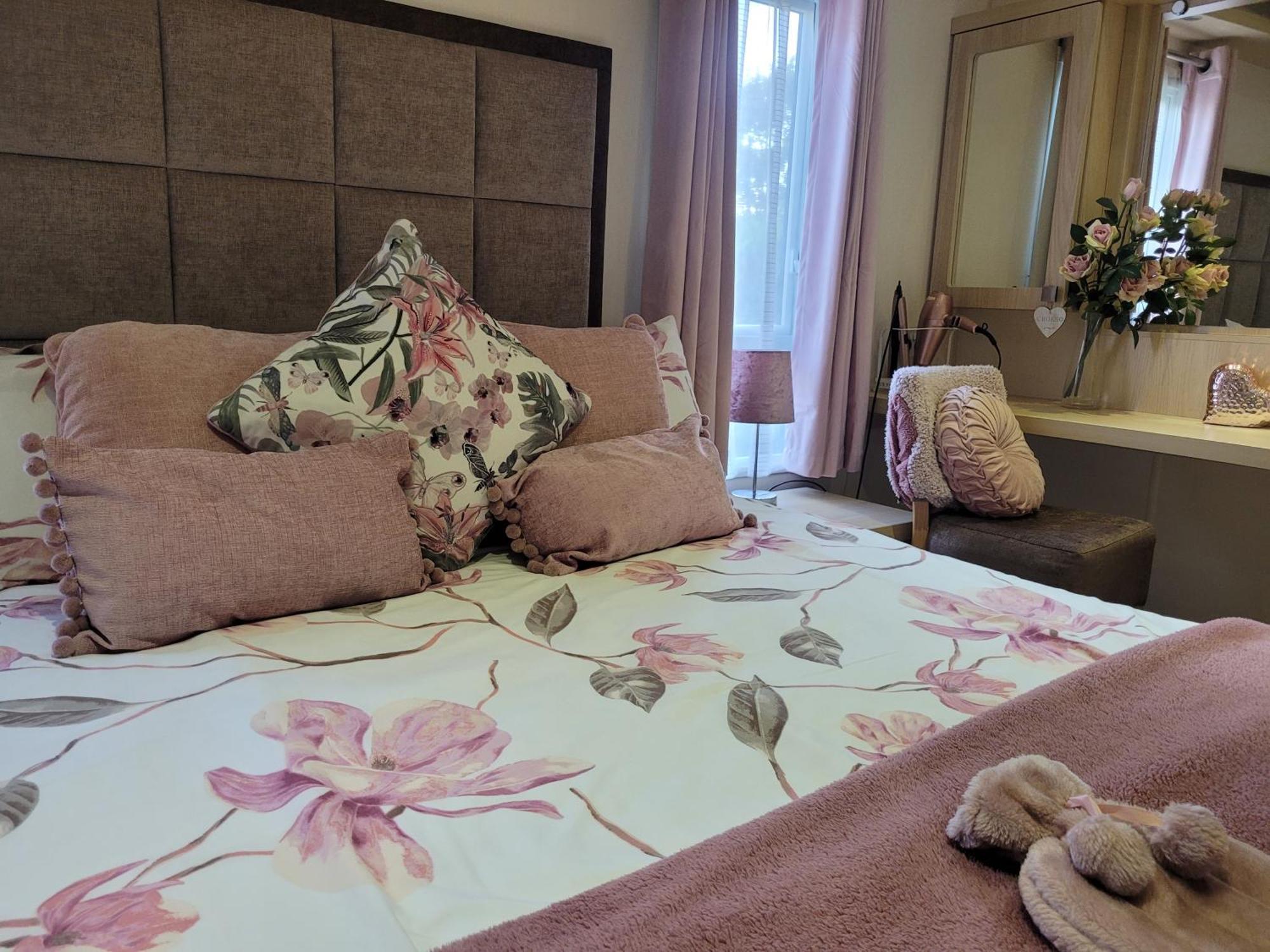 Beautiful 2 Bedroom Caravan, Holiday Park Tenby Saint Florence Bagian luar foto